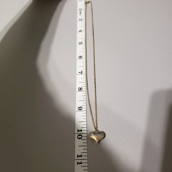 Beautiful gold tone heart necklace - Picture 4 of 5